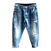 Ausgefranste Herrenjeans im trendigen Stil